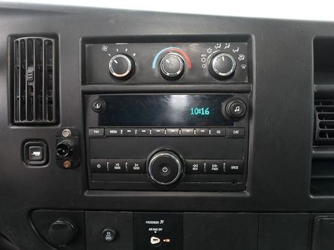 Used 2018 Chevrolet Express 2500 w/ Driver Convenience Package RWD image 18
