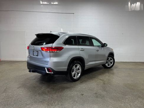 Used 2018 Toyota Highlander Limited FWD image 3