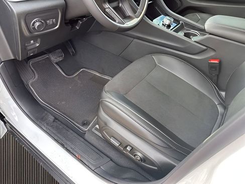 New 2025 Jeep Grand Cherokee Altitude image 28