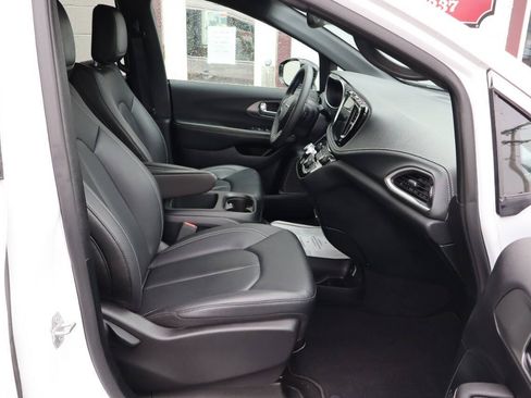 Used 2025 Chrysler Pacifica Select AWD/4WD image 8
