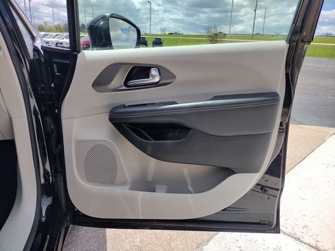 Used 2024 Chrysler Pacifica Limited FWD image 36
