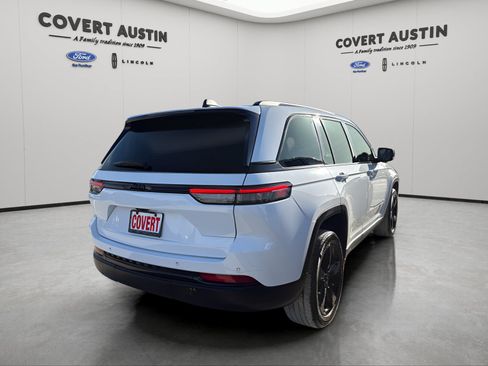 Used 2022 Jeep Grand Cherokee Altitude RWD image 5