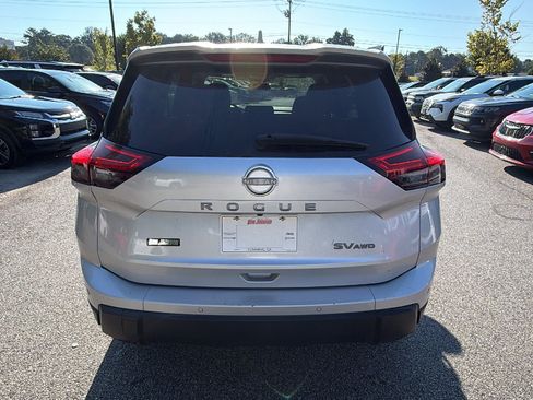 Used 2024 Nissan Rogue SV AWD/4WD image 9