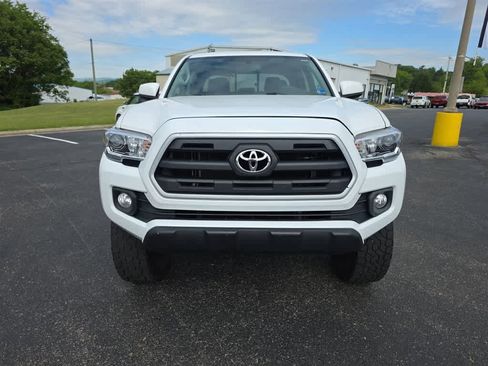 Used 2017 Toyota Tacoma SR5 w/ Tow Package AWD/4WD image 7