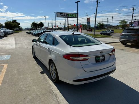 Used 2017 Ford Fusion SE FWD image 8