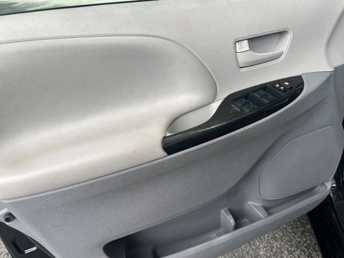 Used 2014 Toyota Sienna LE AWD/4WD image 25