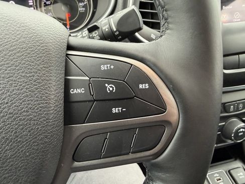 Used 2019 Jeep Cherokee Latitude Plus w/ Cold Weather Group image 24