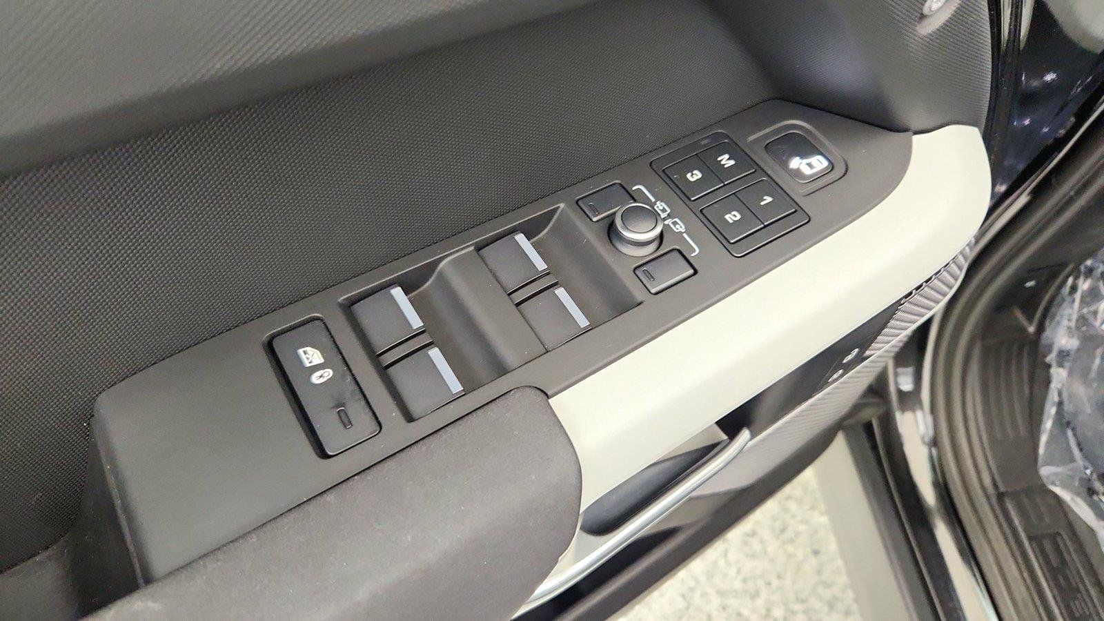 Used 2023 Land Rover Defender 110 SE AWD/4WD image 23