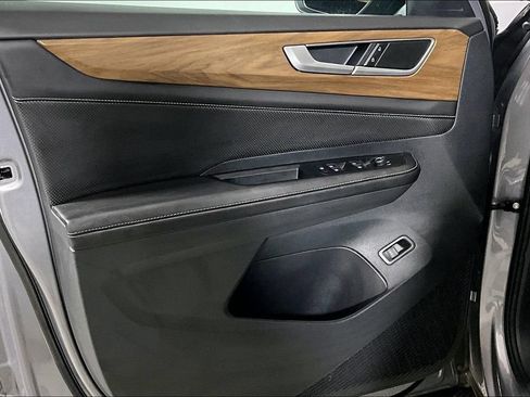 Used 2025 Volkswagen Atlas SE FWD image 18
