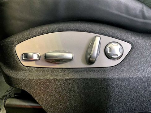 Certified 2023 Porsche Macan image 38