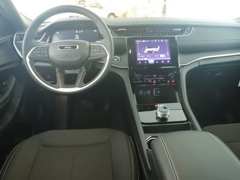 New 2025 Jeep Grand Cherokee Laredo image 18