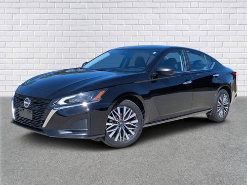 Used 2025 Nissan Altima 2.5 SV AWD/4WD image 1