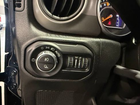Used 2021 Jeep Gladiator Sport AWD/4WD image 17