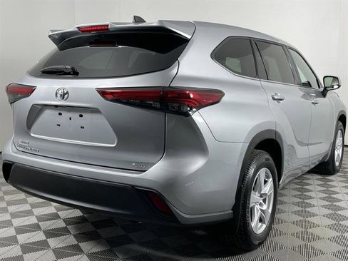 Certified 2023 Toyota Highlander L image 6