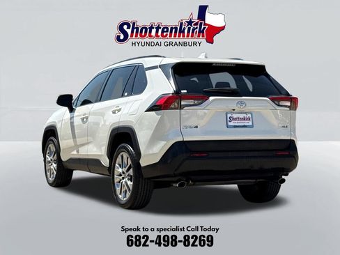 Used 2021 Toyota RAV4 XLE Premium FWD image 8