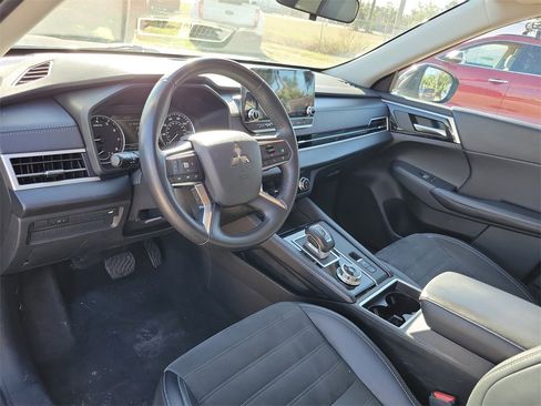 Used 2024 Mitsubishi Outlander SE image 14