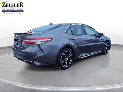 Used 2020 Toyota Camry SE image 5