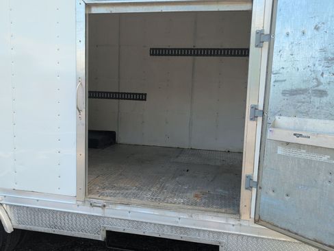 Used 2016 Chevrolet Express 4500 RWD image 14
