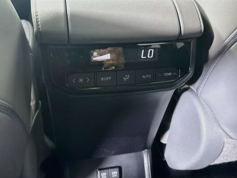 Used 2021 Toyota Highlander XLE FWD image 26