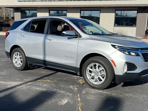 Used 2022 Chevrolet Equinox LT image 2