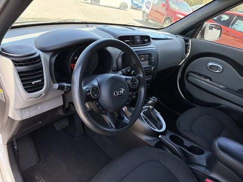 Used 2017 Kia Soul + image 11