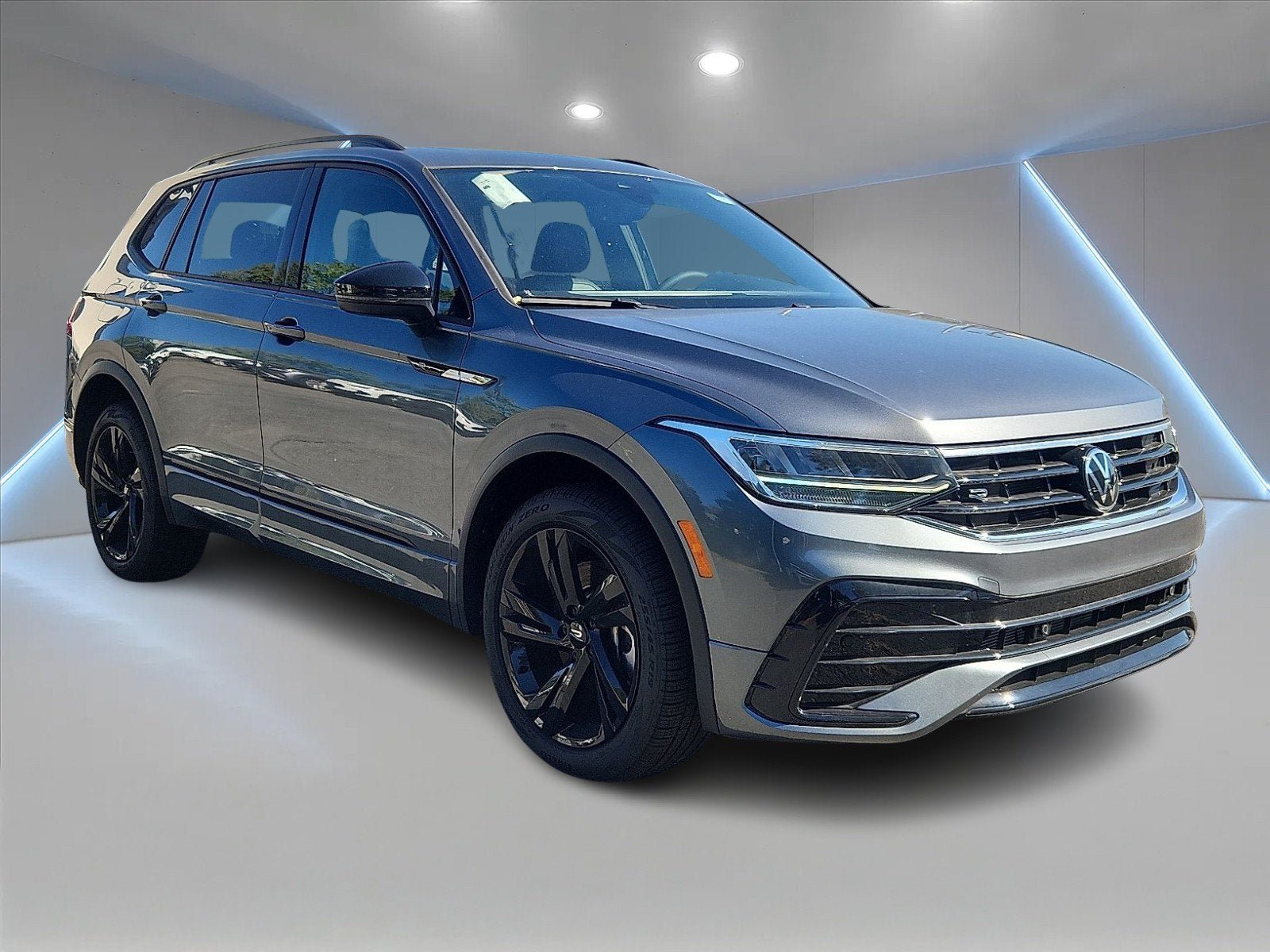 New 2024 Volkswagen Tiguan SE R-Line AWD/4WD image 2