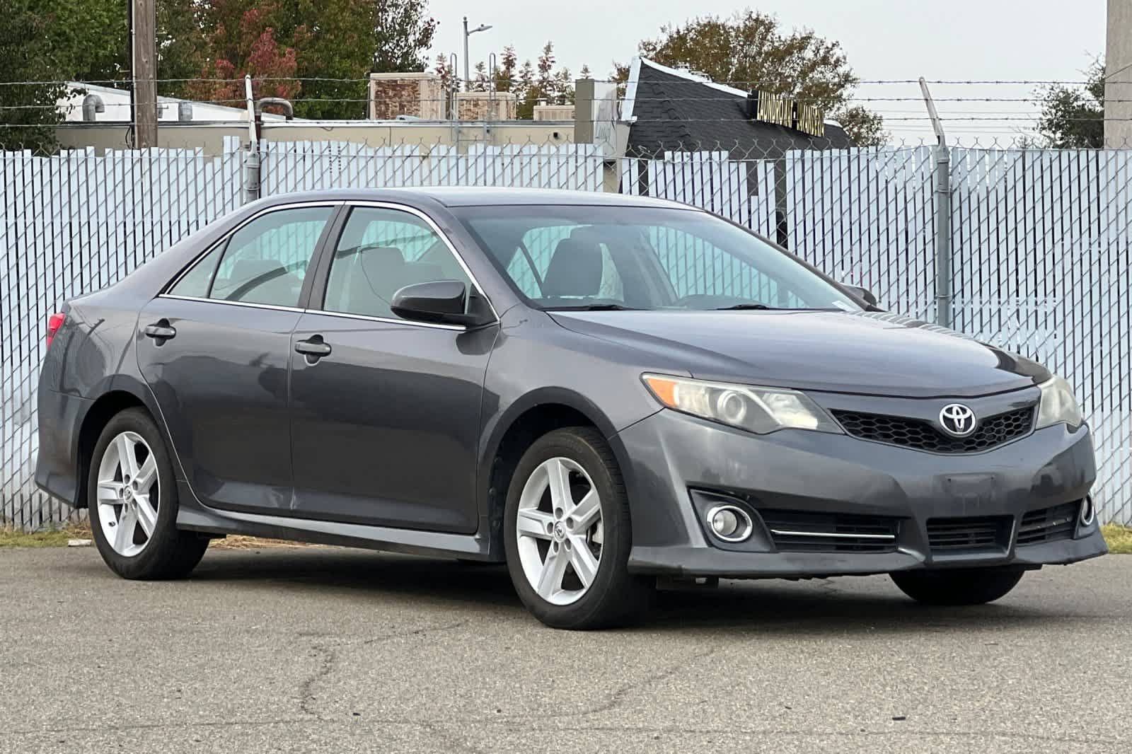 Used 2014 Toyota Camry SE FWD image 7