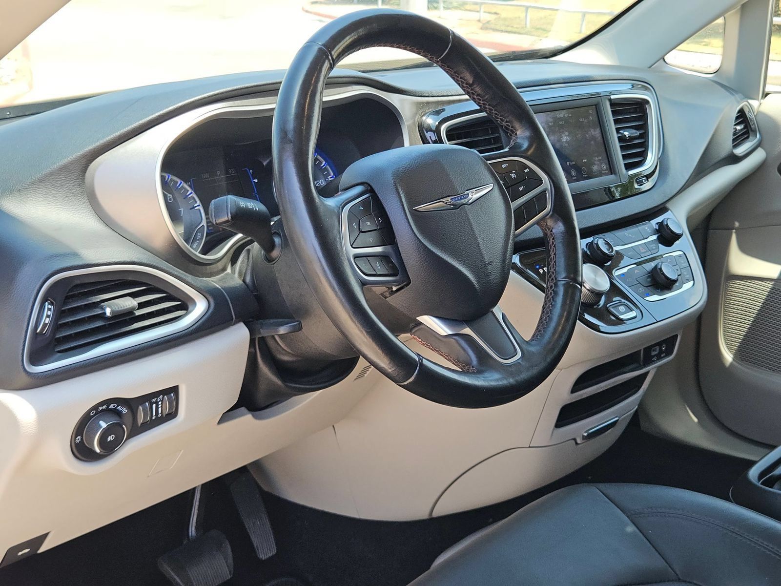 Used 2020 Chrysler Pacifica Touring-L FWD image 10