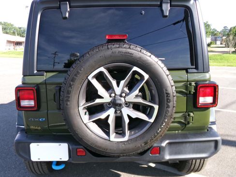 Used 2024 Jeep Wrangler Unlimited w/ Technology Group AWD/4WD image 3