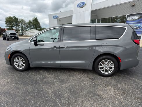 Used 2025 Chrysler Pacifica Select FWD image 19