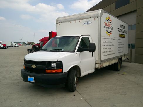 Used 2017 Chevrolet Express 3500 Extended image 3
