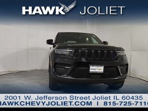 Used 2025 Jeep Grand Cherokee Altitude AWD/4WD image 8