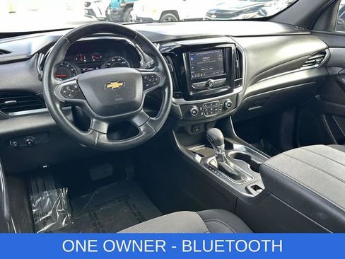 Used 2023 Chevrolet Traverse LT image 2