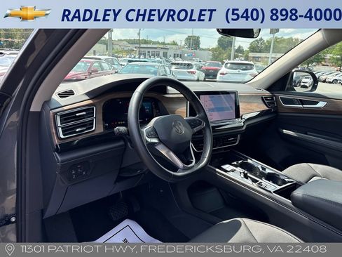 Used 2025 Volkswagen Atlas SE AWD/4WD image 4