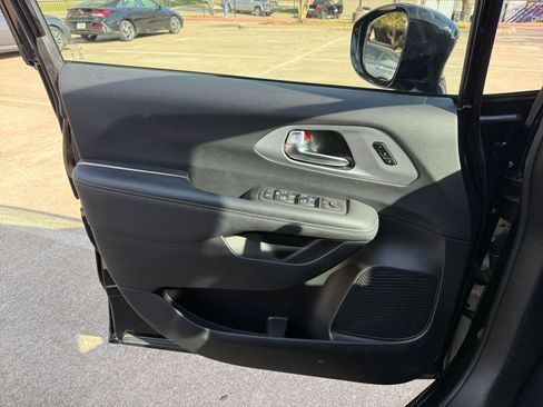 Used 2025 Chrysler Pacifica Limited image 21