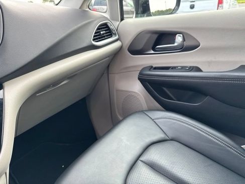 Used 2024 Chrysler Pacifica Touring-L FWD image 32