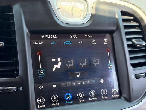 Used 2018 Chrysler 300 Touring L RWD image 21