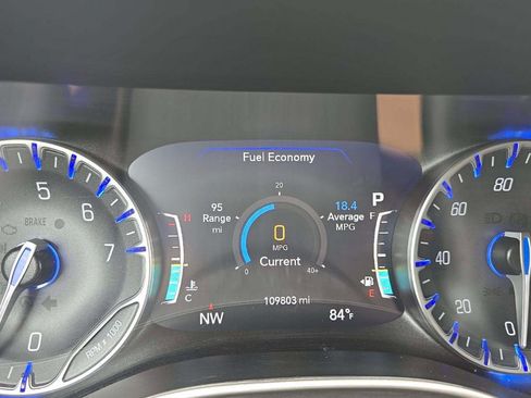 Used 2023 Chrysler Pacifica Touring-L w/ Uconnect Theater Family Group AWD/4WD image 5