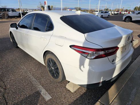 Used 2020 Toyota Camry LE image 3
