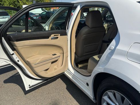 Used 2013 Chrysler 300 image 11