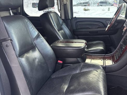 Used 2008 Cadillac Escalade Base AWD 4dr SUV image 26