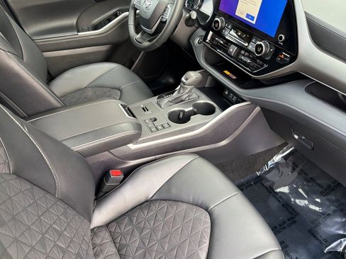 Certified 2025 Toyota Highlander XLE image 16