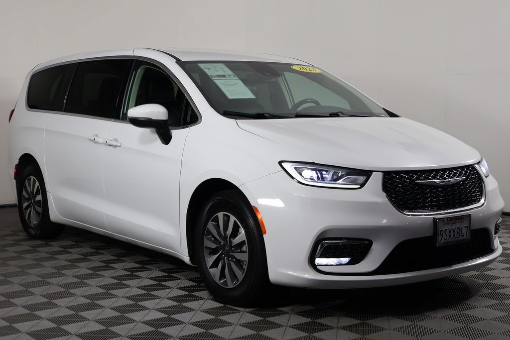 Used 2023 Chrysler Pacifica Touring-L FWD image 3