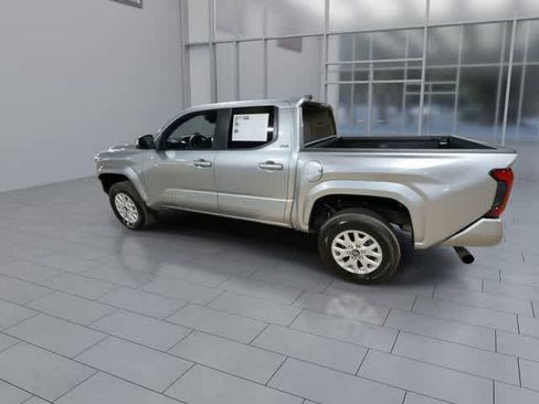 Certified 2025 Toyota Tacoma SR5 AWD/4WD image 6