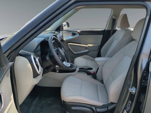 Used 2023 Kia Soul LX w/ LX Technology Package FWD image 9