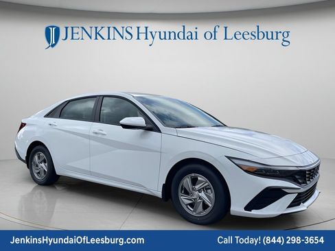New 2026 Hyundai Elantra SE FWD image 2
