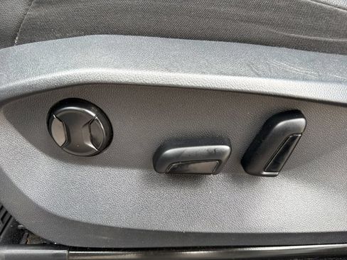 Used 2022 Volkswagen Tiguan SE w/ Panoramic Sunroof Package FWD image 16