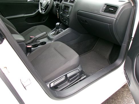 Used 2016 Volkswagen Jetta S image 9