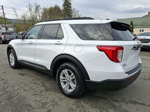 Used 2021 Ford Explorer XLT image 4