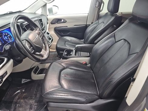 Used 2020 Chrysler Pacifica Touring-L image 24